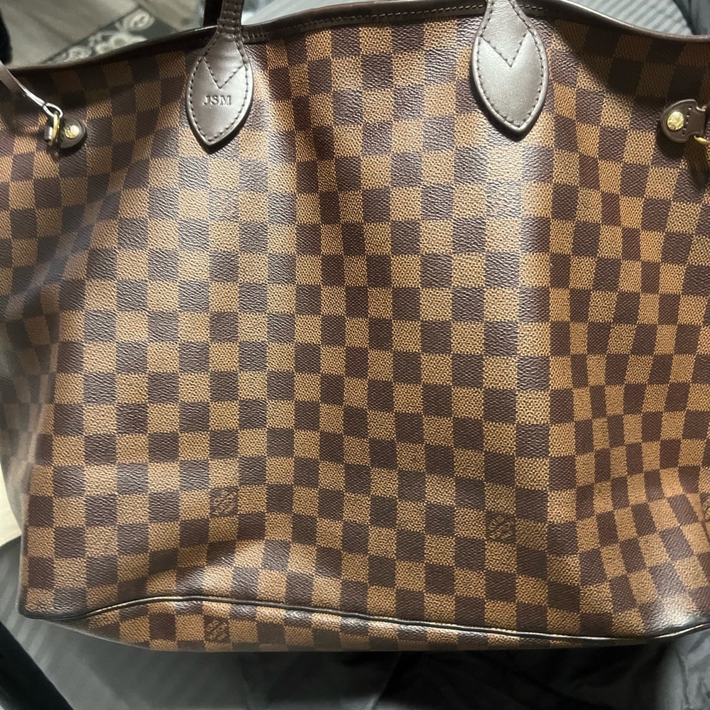 Authentic LOUIS VUITTON
DAMIER EBENE NEVERFULL GM. Used but in great shape.
